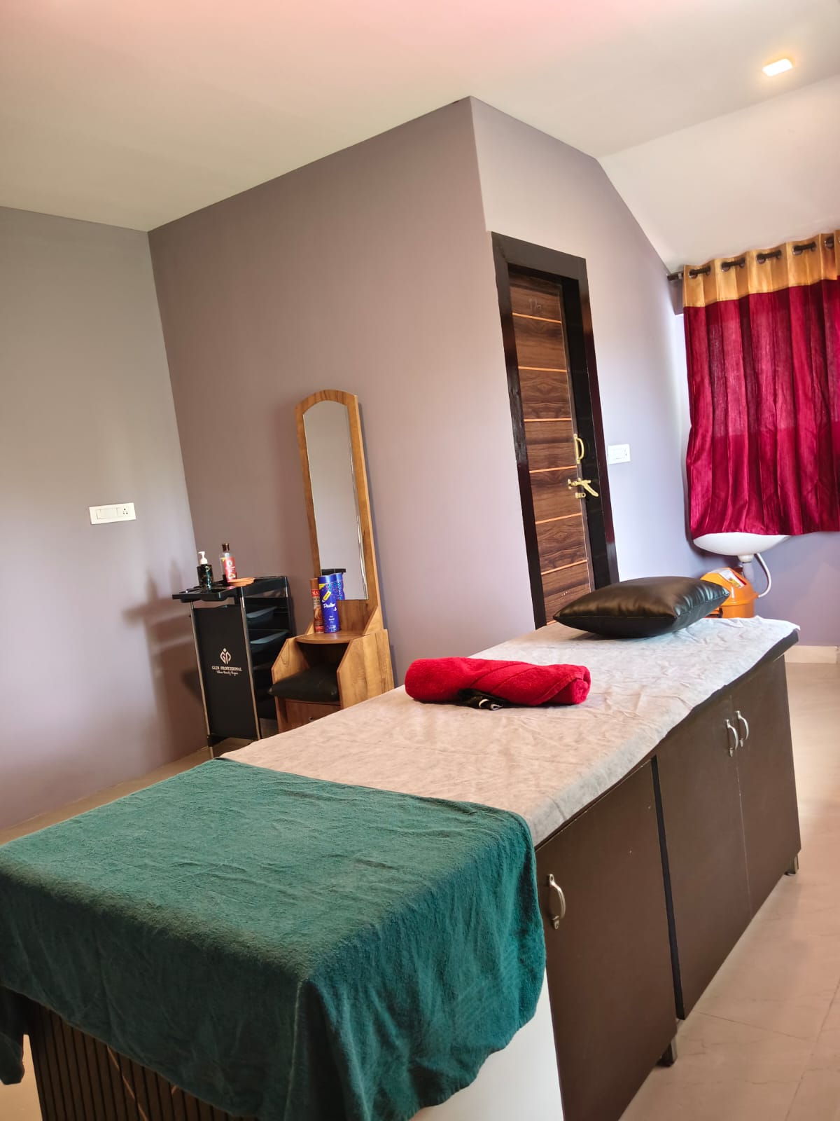 Massage treatment room with green and red towels